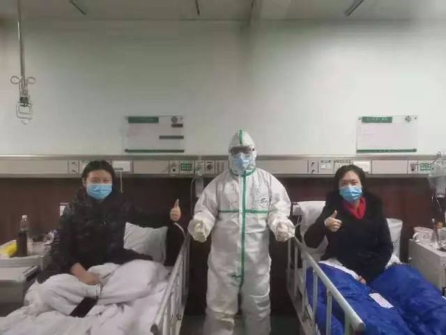 在武汉，他为进入隔离病区的每一位「战士」 做好防护