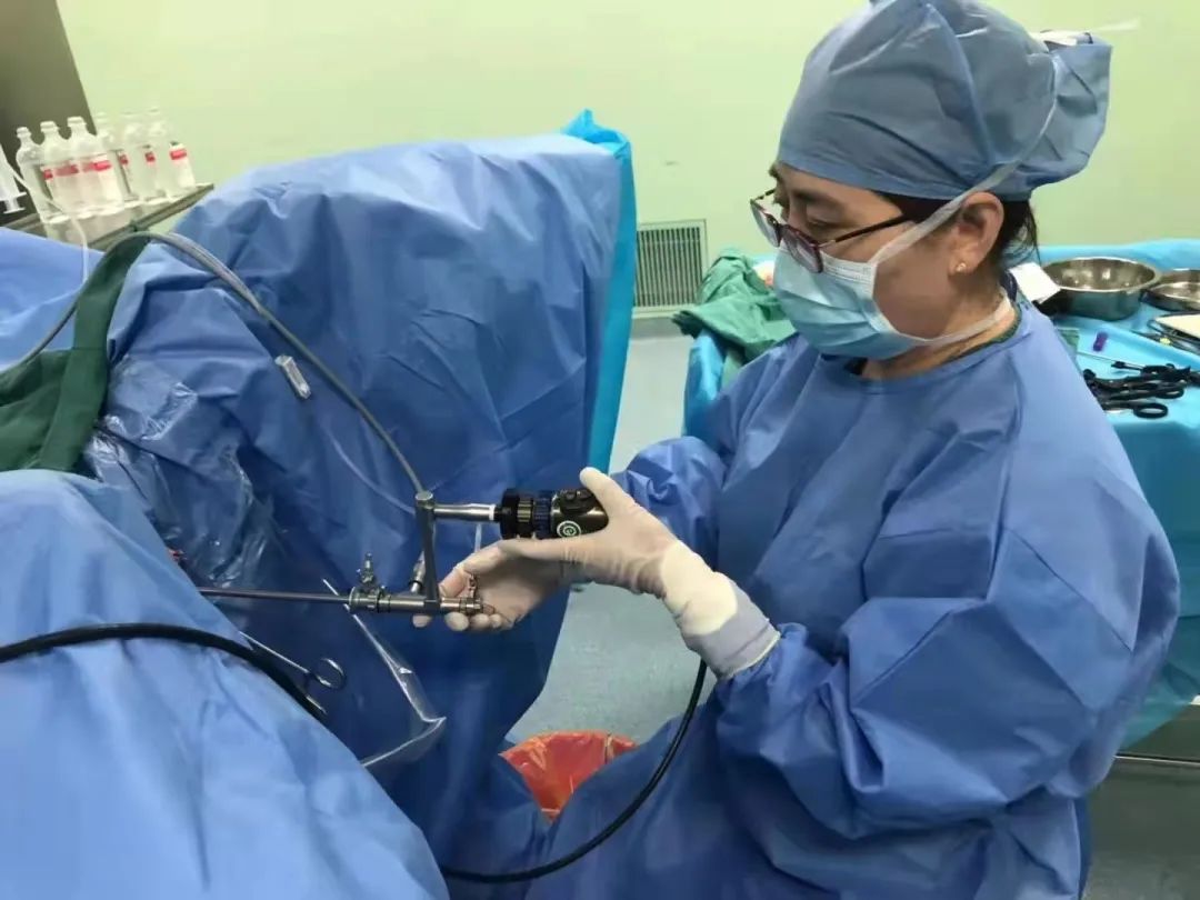 延安大学附属医院成功开展宫腔镜下冷刀系统微型剪分离重度宫腔粘连术