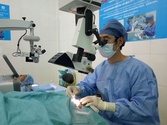 疫情挡不住来自中国的期盼，希玛眼科郑科医生心系柬埔寨