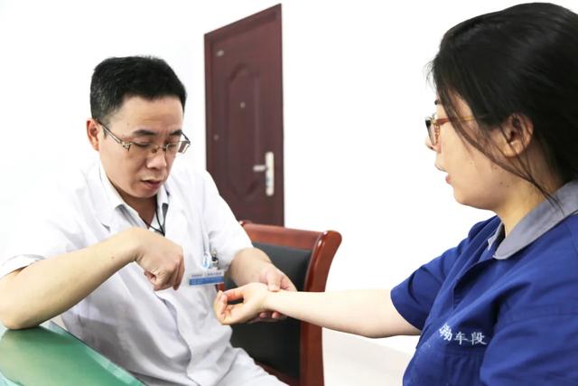 上海海华医院优质医疗服务走进上海动车段