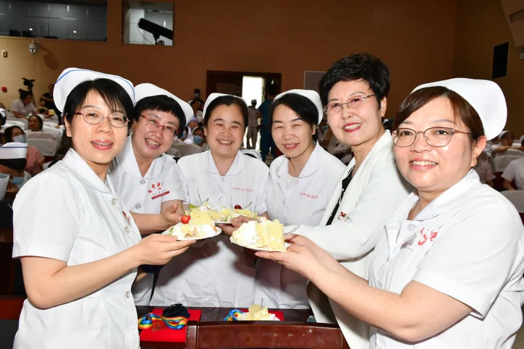 西安市中医医院召开「5•12」护士节「不忘初心」30 年护龄表彰大会