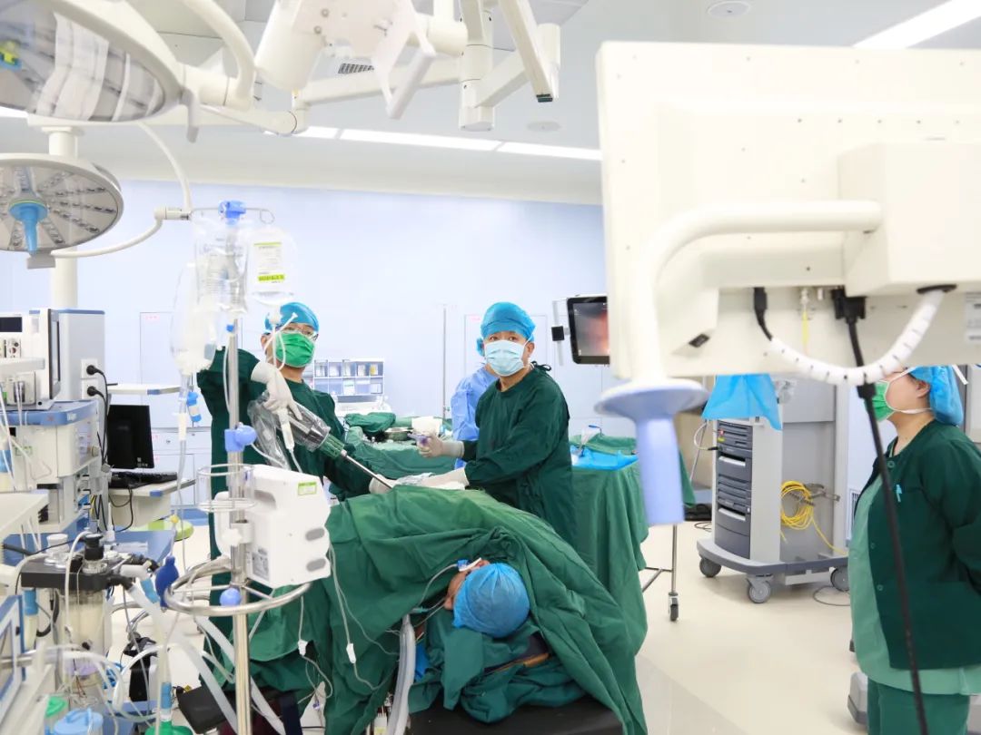 西安高新医院泌尿外科达芬奇机器人手术突破 100 例