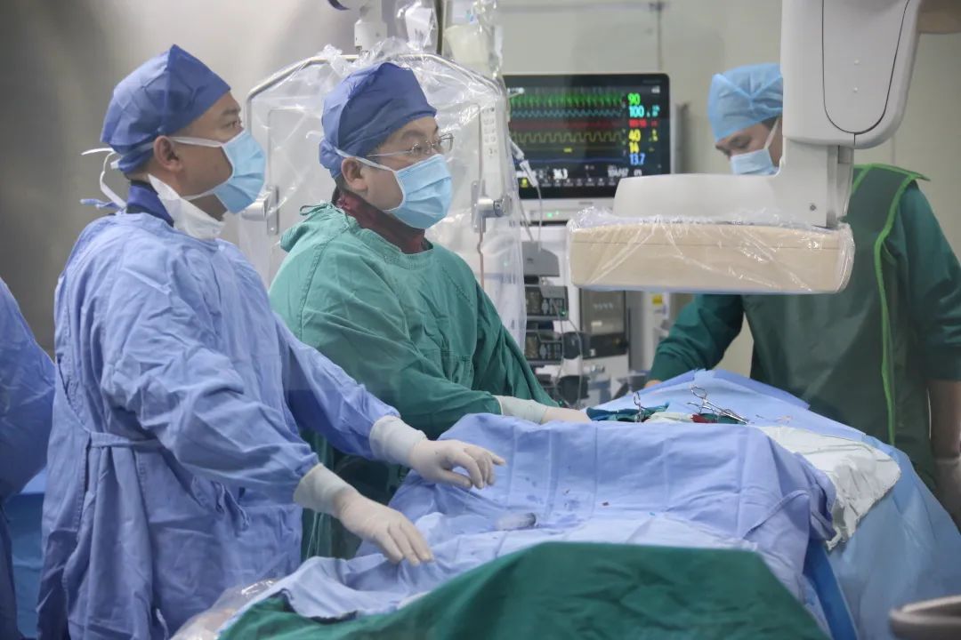 心脏主动脉瓣置换不开胸，绵阳市中心医院再次完成两例 TAVR 手术