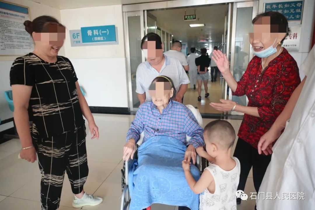 这位 101 岁老人股骨手术后又能站起来了