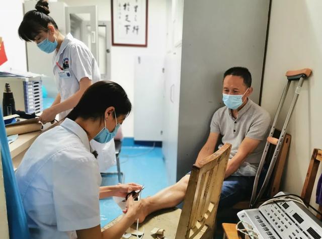 绵阳市中心医院康复医学科硬核医生手工打造矫形器