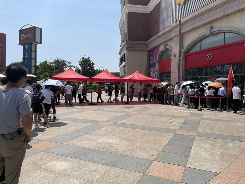 河南省直第三人民医院：奋战在核酸检测现场的 00 后