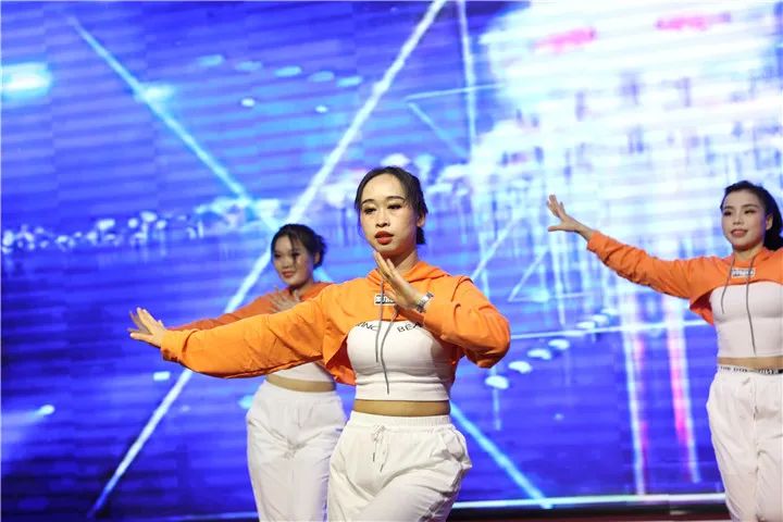 柳州市红十字会医院：最美的鲜花，送给最美的「TA」