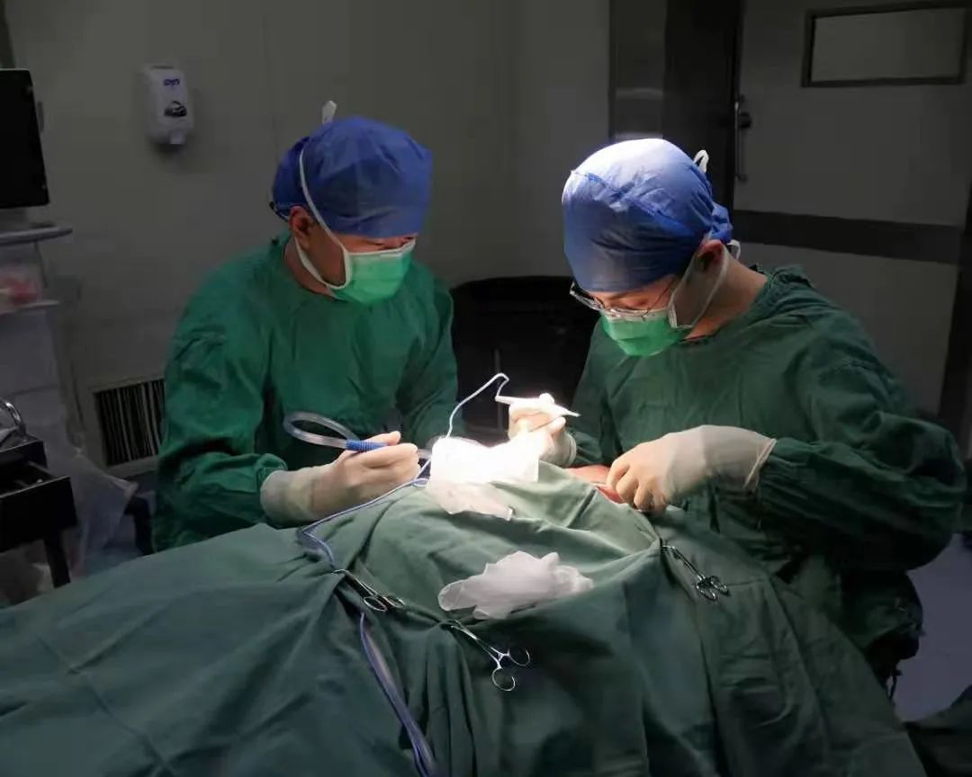 江西省儿童医院成功为刚出生女婴切除巨大畸胎瘤