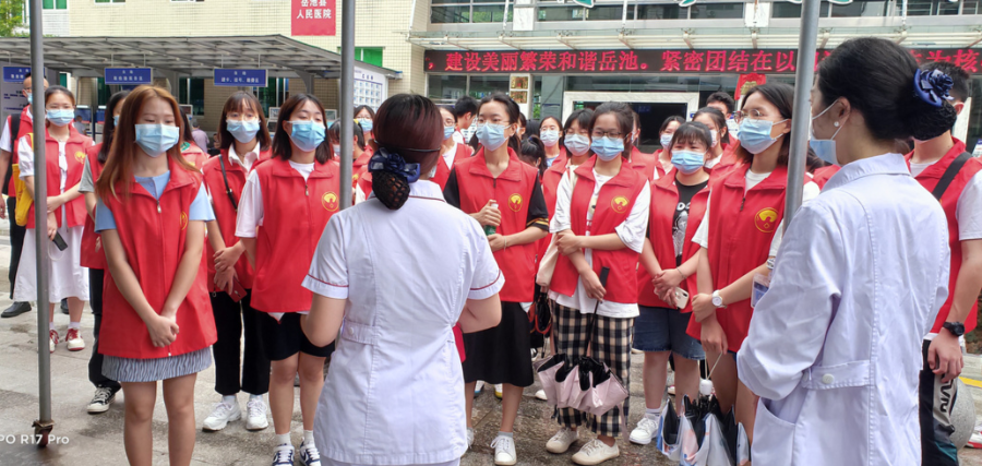 亲爱的「红马甲」，这个夏天，岳池县人民医院因为有你们而温暖