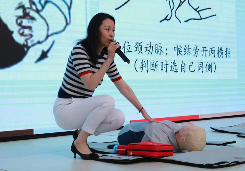美中宜和开展院外应急救护培训课——学习使用「救命神器」AED