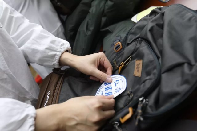 这是今天唯一一架从上海飞往武汉的飞机，上面是上海第二批援鄂医疗队