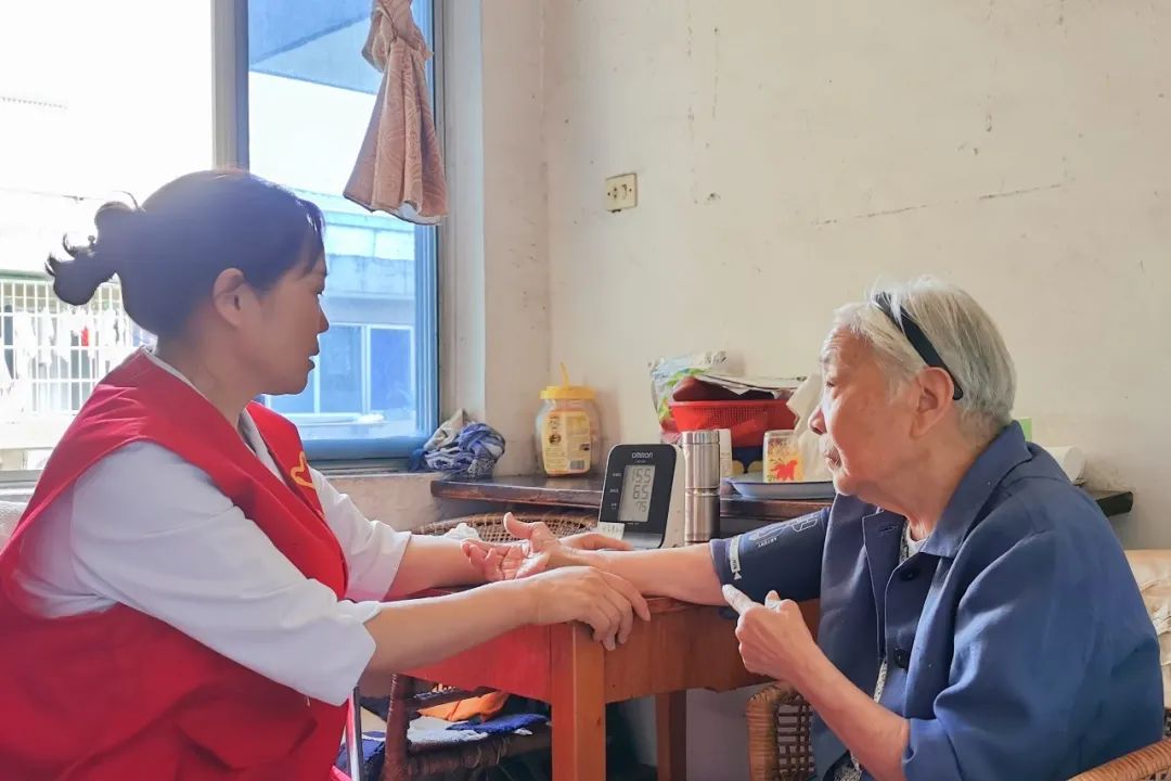 杭州市萧山区第一人民医院「我为『七一』添光彩 百场千医」义诊活动进社区 ​