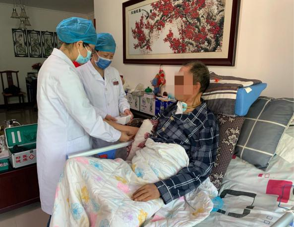 郑州人民医院为一八旬老人提供上门体检