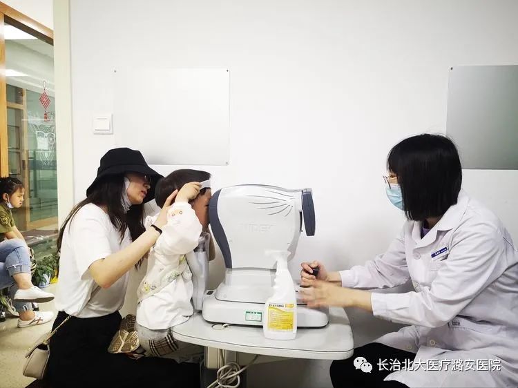 北大医疗潞安医院眼科、视光部爱眼日大型义诊活动——红十字会志愿者活动