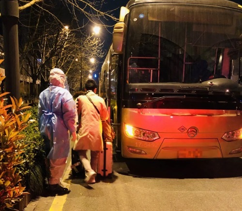 防控前线：严防境外输入，她们奔波在这条长途防「疫」线上