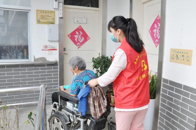 阜阳市妇女儿童医院建院 40 周年系列活动之走进老年公寓义诊