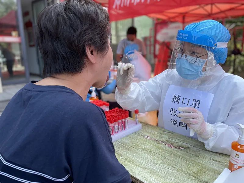 河南省直第三人民医院：奋战在核酸检测现场的 00 后