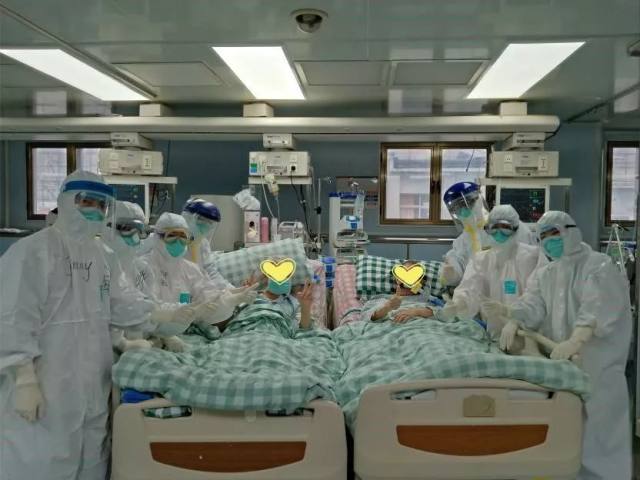 广东两名危重新冠肺炎兄弟患者在 ICU 第一次握手