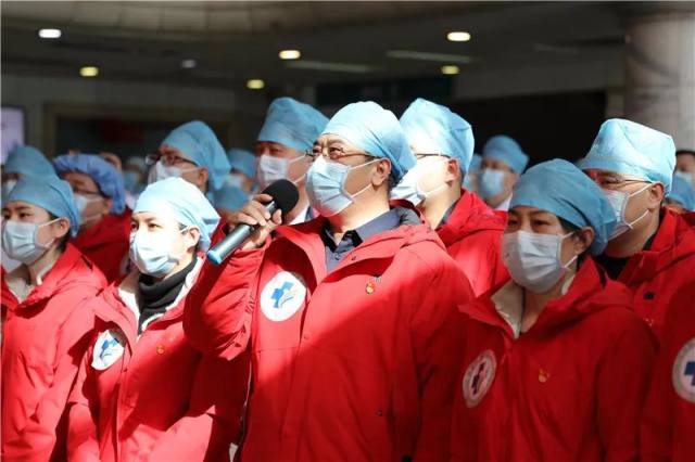 河北医大一院第二批医疗队 20 名医护登机驰援武汉！