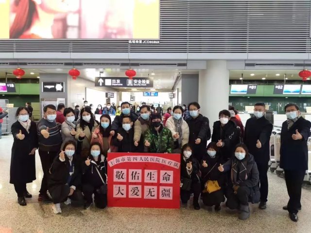 这是今天唯一一架从上海飞往武汉的飞机，上面是上海第二批援鄂医疗队