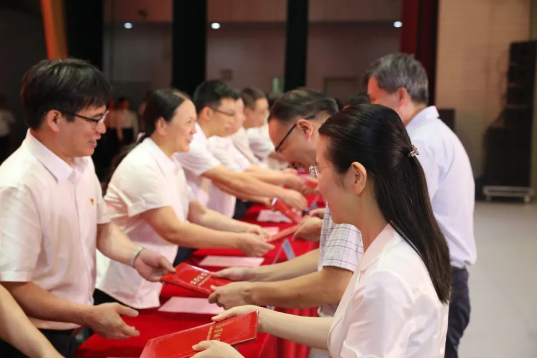 广西医科大学第一附属医院举办「七一」表彰大会暨庆祝中国共产党成立 100 周年文艺晚会