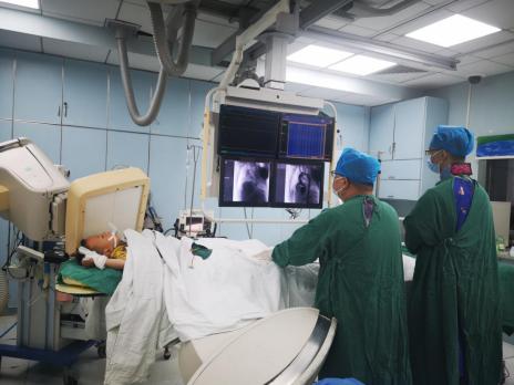 南昌大学第二附属医院程应樟教授团队为免费救治的先心病姐弟成功实施介入手术