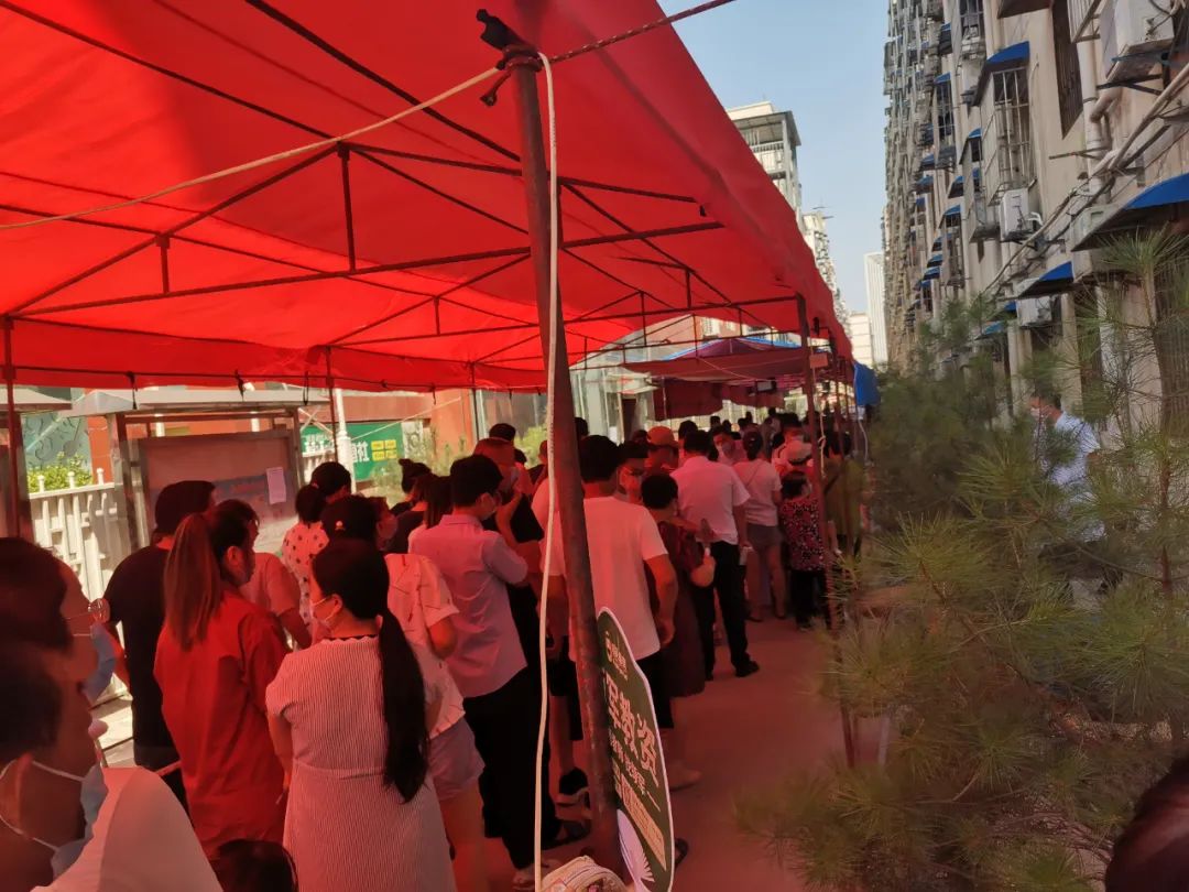 催泪，他们靠后背贴冰棒解暑 ！西安高新医院百人核酸采集队出发！