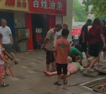 暴雨后的第一天，他在路边救下心脏骤停的大姐