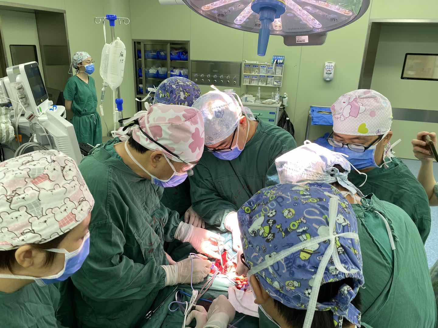 南昌大学第二附属医院多学科协作成功完成一例复杂甲状腺癌全切除术