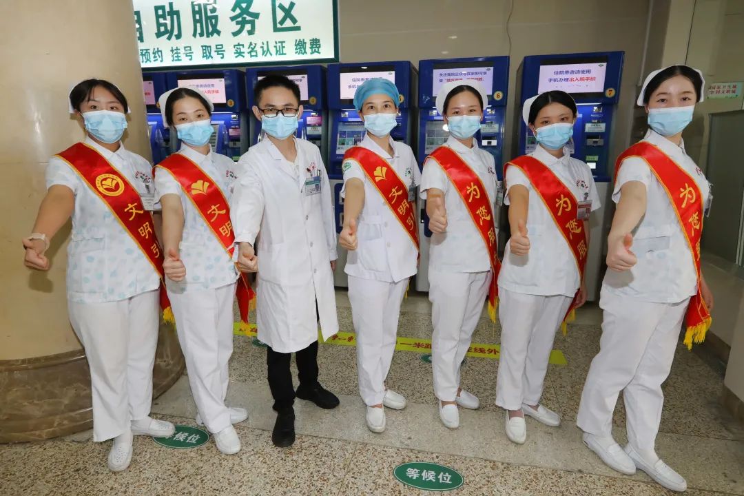 一男子癫痫发作倒地，桂林医学院附属医院护士紧急施救
