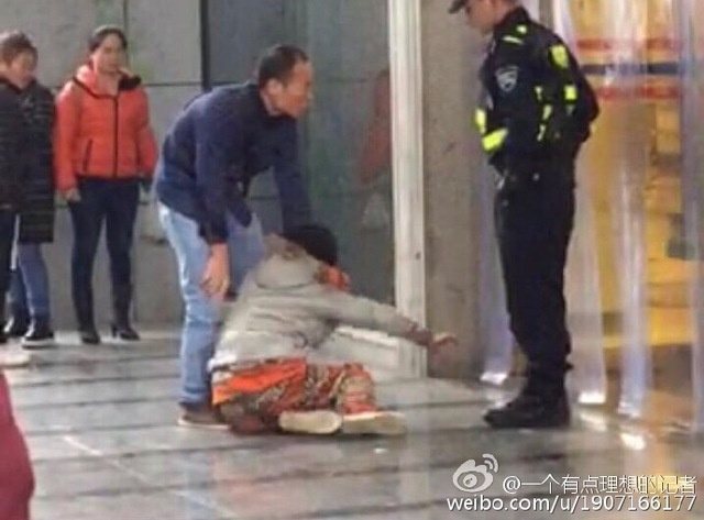 贵州四名医护被家属抓伤 却要被罚款并全院通报批评