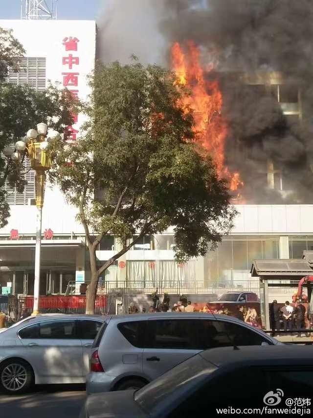 山西省中西医结合医院突发大火 无人员伤亡