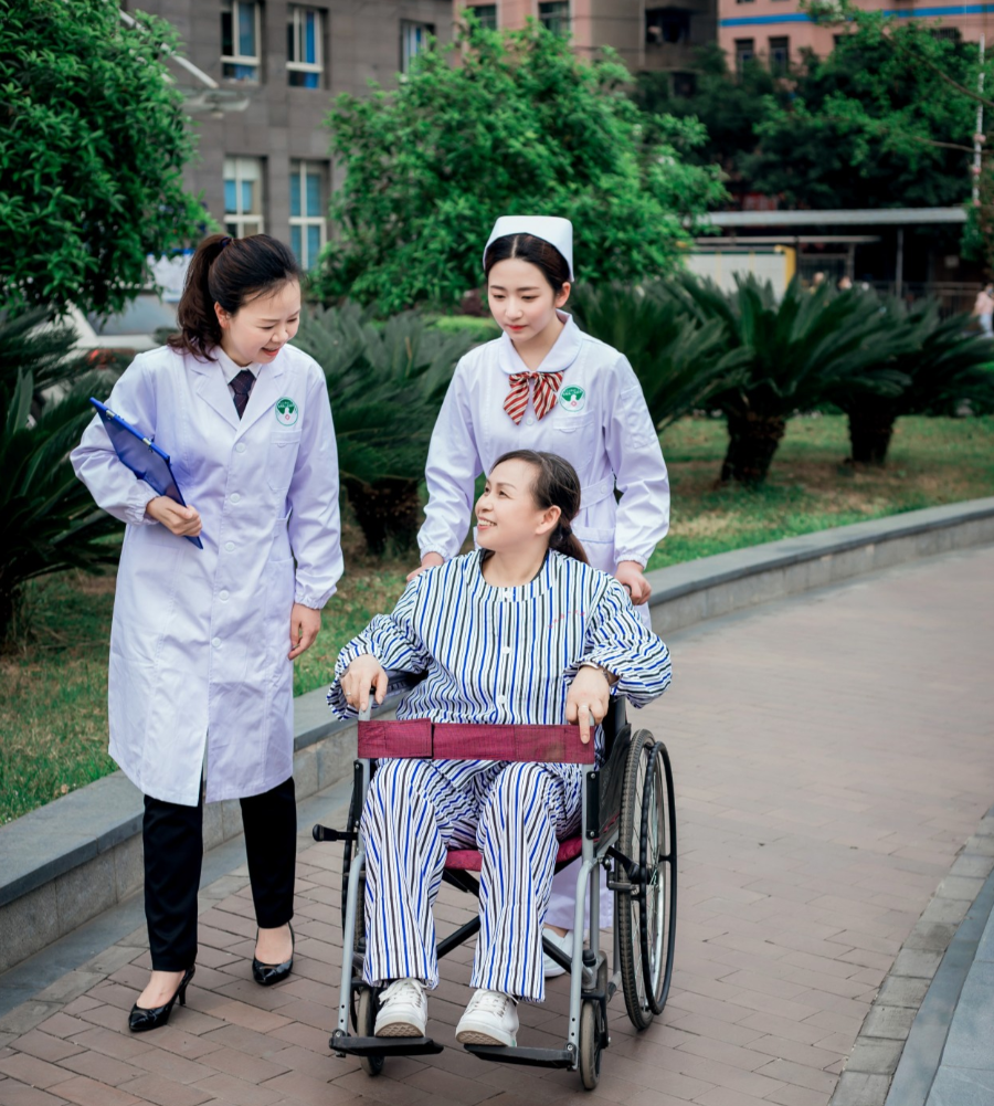 岳池县人民医院举行建院 80 周年系列活动——《医护的幸福在哪里》专题报告会