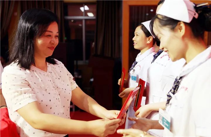 柳州市红十字会医院：最美的鲜花，送给最美的「TA」