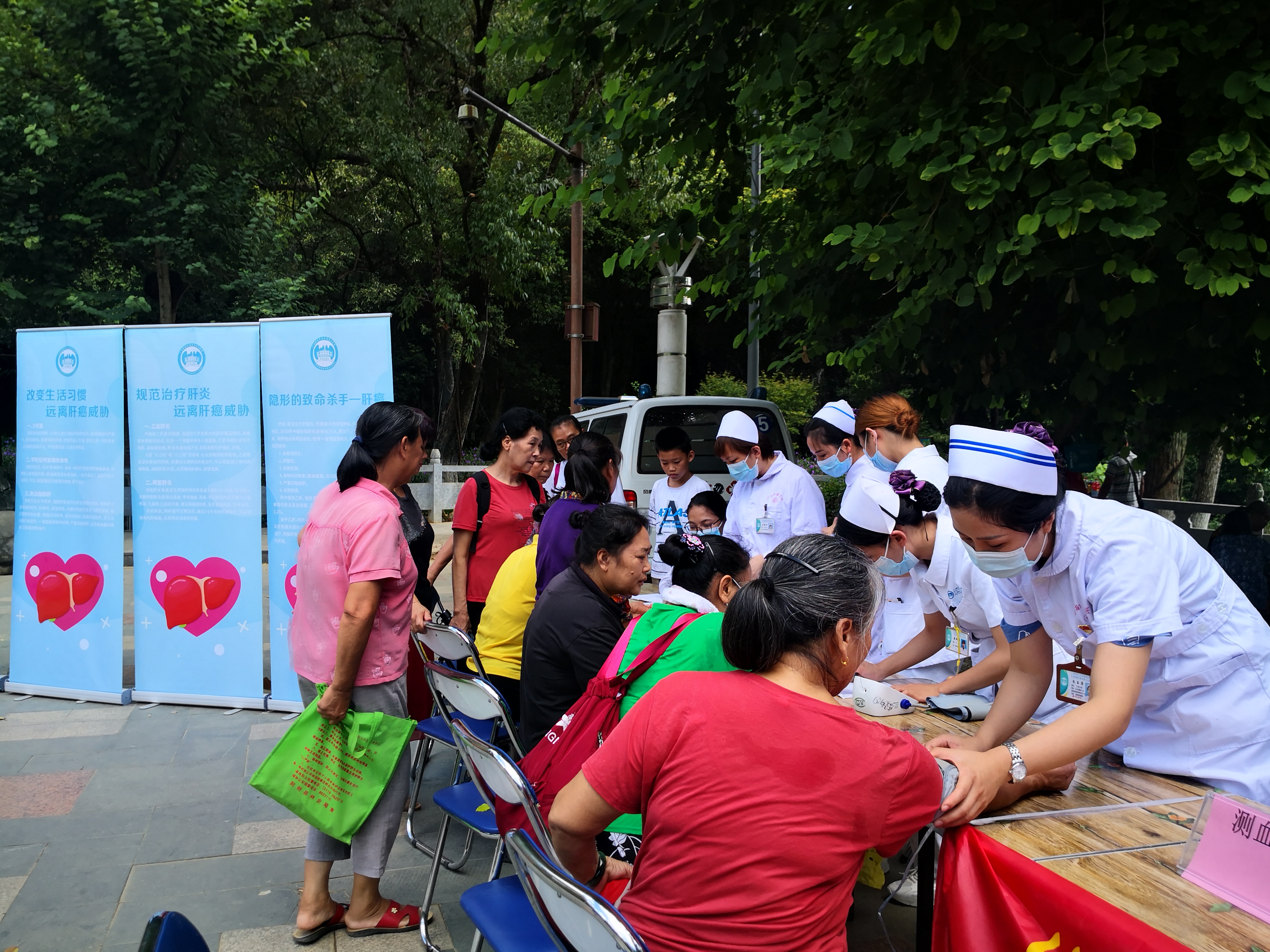 广西壮族自治区南溪山医院党支部联合开展义诊及红色教育活动