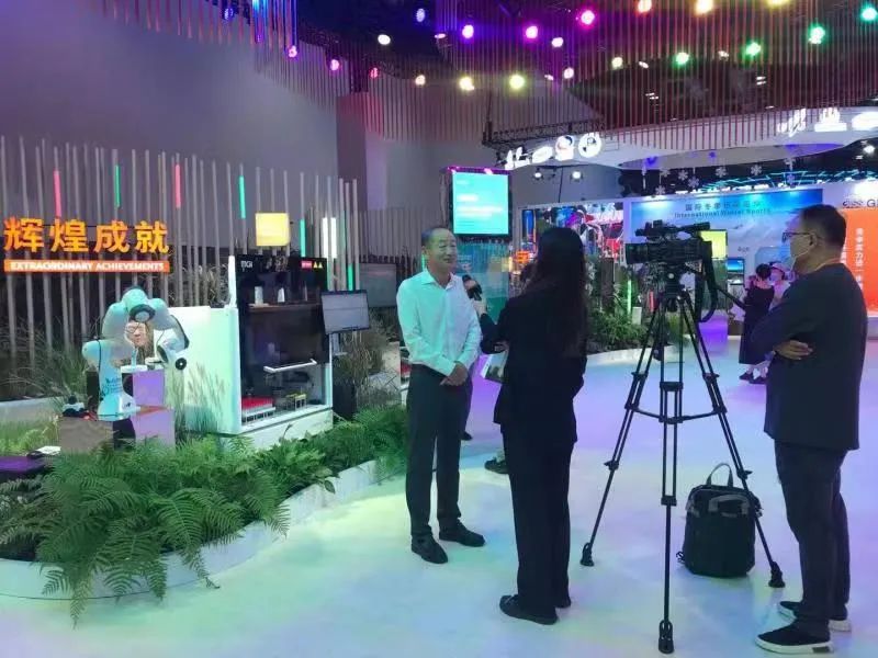 罗医集团智能核酸采样机器人「鹏程青耕」受特邀参展 2021 中国国际服务贸易交易会