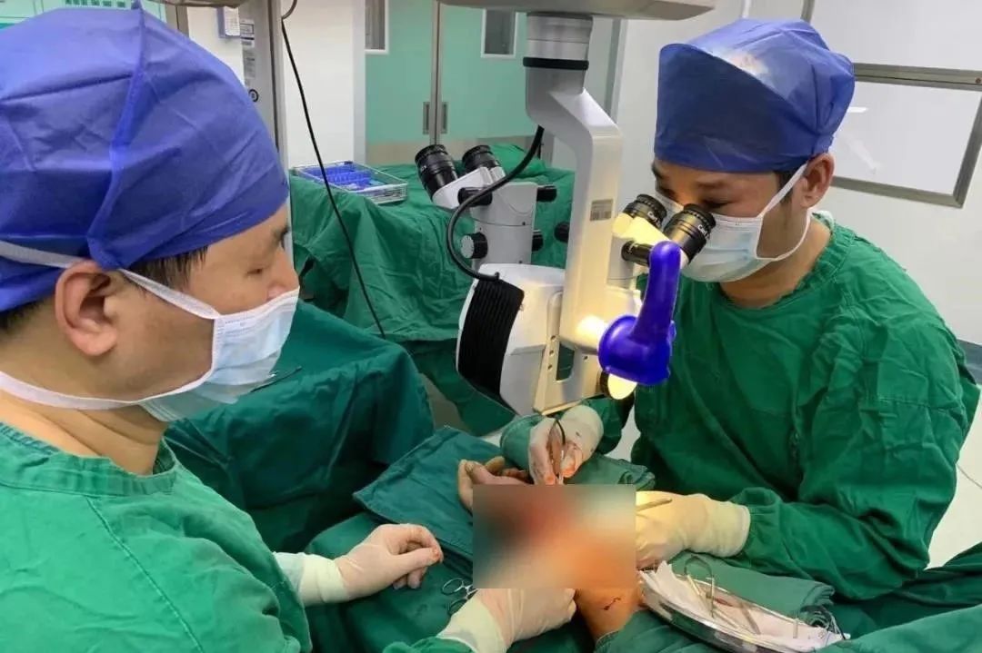 男子血流不止已休克！广西医科大学附属第一医院医疗技术协作队员连夜开展显微外科手术