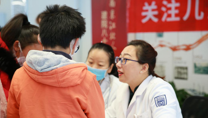 南京江北人民医院儿科举行「儿童矮身材」义诊活动