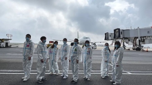 撕掉「00」后的标签，他们是…