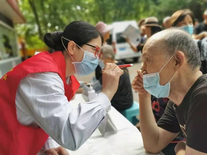 街头义诊遇险情，郑州市第二人民医院医护挺身救人