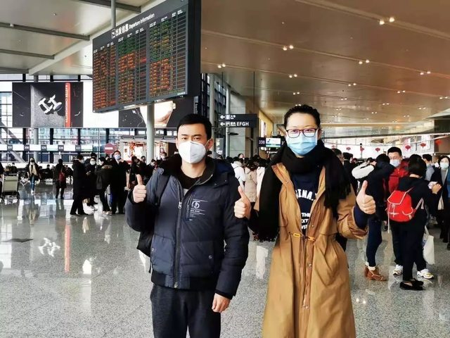 这是今天唯一一架从上海飞往武汉的飞机，上面是上海第二批援鄂医疗队