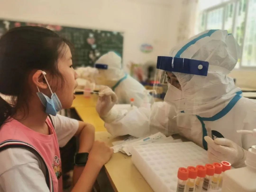 疫线夫妻：防护服是最美的情侣装