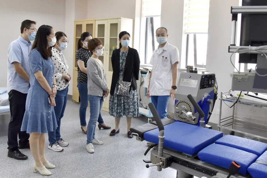 实践锻炼班干部前往上海市第二康复医院开展调研