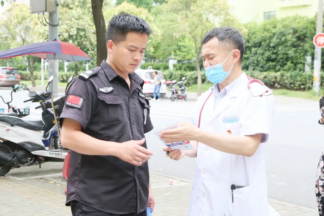 上海海华医院进社区，开展「我为群众解难题」便民公益活动
