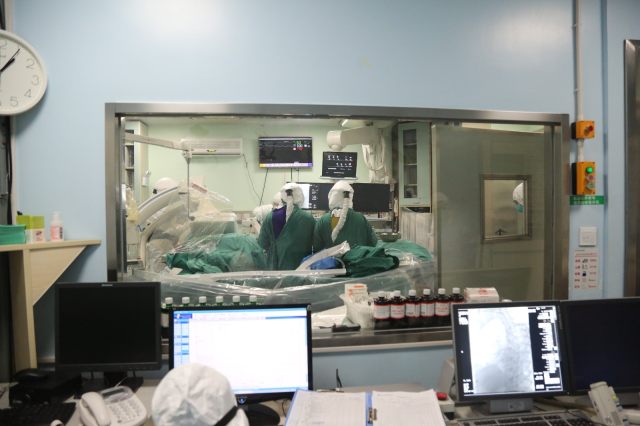 亚心医院实施杂交手术 全力救治战疫医生生命
