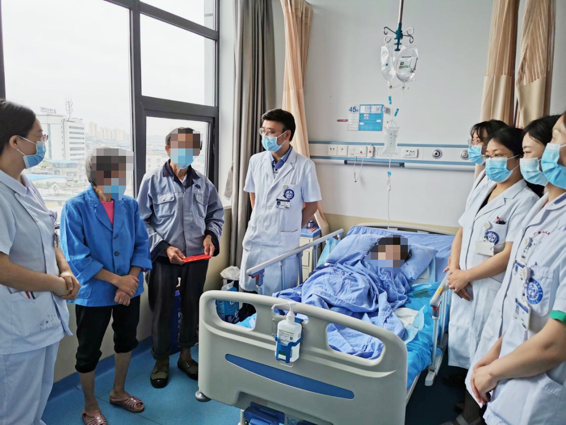 广安市人民医院：全力抢救危重孕妇生命，爱心捐助贫困患者家庭