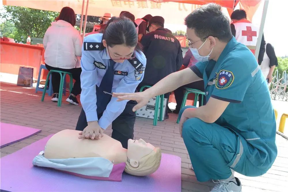 登封市人民医院急救站积极参加第 74 个红十字日活动