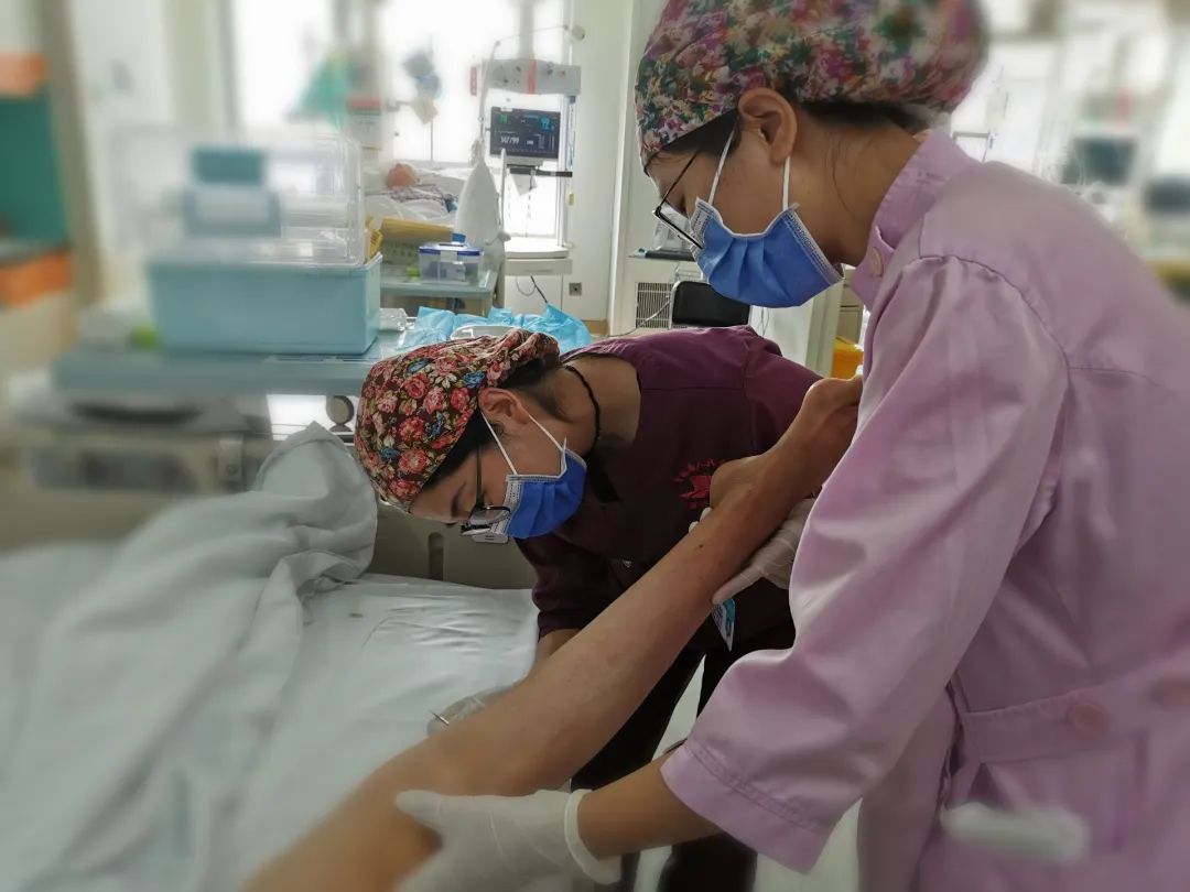 一天 239 个病人、警车紧急开道、深夜抢救…… 他们的假期太不一样