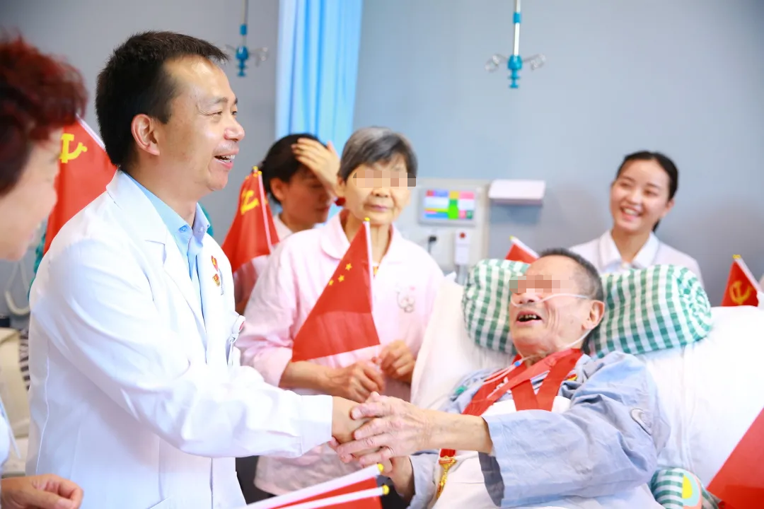 重庆北部宽仁医院：85 岁重病老人病床上收到「光荣在党 50 年」纪念章