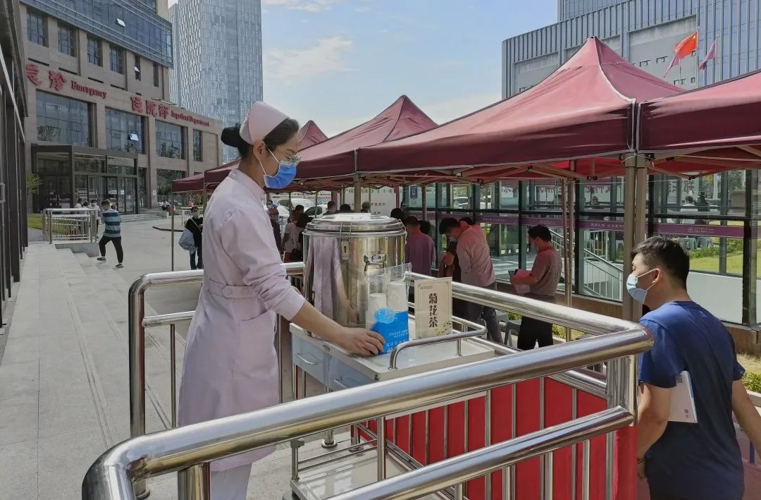 郑州人民医院接种新冠病毒疫苗超 15 万，你身上的「苗苗」是不是有这样的身影？